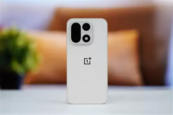 行业第一块165Hz高刷高分屏！一加15图赏