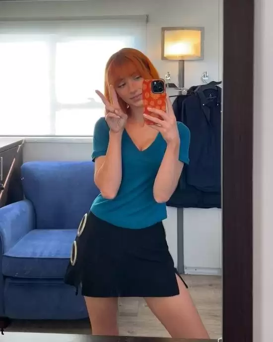 明年3月10日开播!《海贼王》真人版娜美晒片场照:美丽大雷 活泼可爱