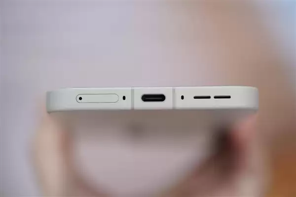 行业第一块165Hz高刷高分屏！一加15图赏