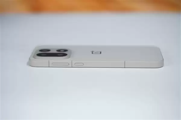 行业第一块165Hz高刷高分屏！一加15图赏