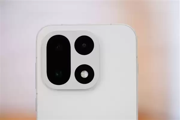 行业第一块165Hz高刷高分屏！一加15图赏