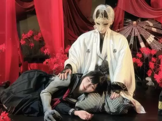 《寂静岭f》美女cos分享：黑袜JK+绝美侧颜