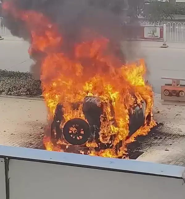 陕西一哈弗猛龙突然起火 灭火器根本没用：烧成框架