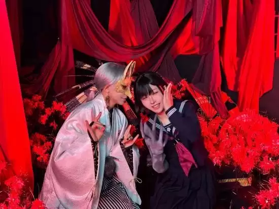 《寂静岭f》美女cos分享：黑袜JK+绝美侧颜