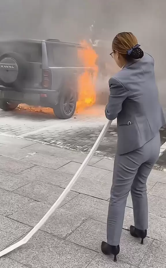 陕西一哈弗猛龙突然起火 灭火器根本没用：烧成框架