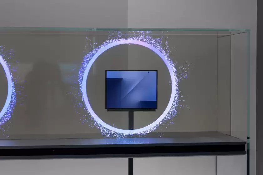 三星Galaxy Z TriFold亮相:G型折叠、折痕几乎不可见 三星Galaxy Z TriFold亮相:G型折叠、折痕几乎不可见