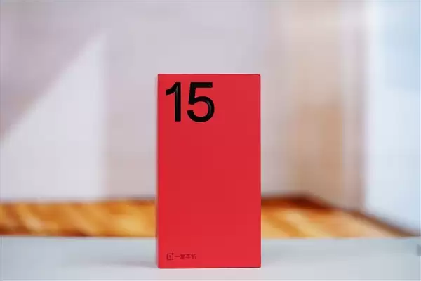 行业第一块165Hz高刷高分屏！一加15图赏