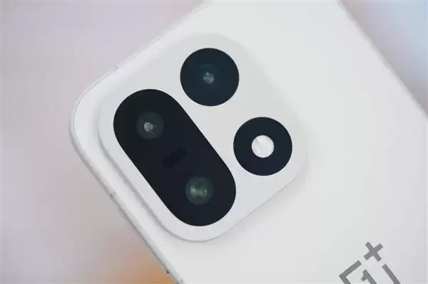 行业第一块165Hz高刷高分屏！一加15图赏