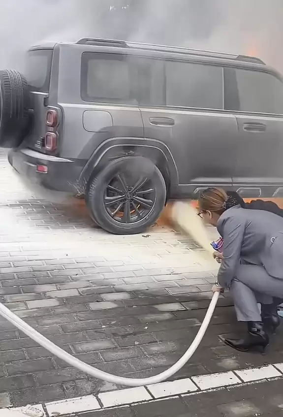 陕西一哈弗猛龙突然起火 灭火器根本没用：烧成框架