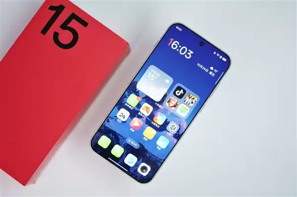 行业第一块165Hz高刷高分屏！一加15图赏