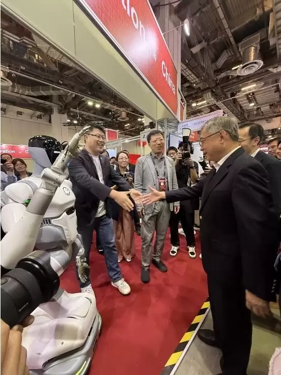 SWITCH 2025:新加坡副总理颜金勇盛赞智平方,“创新中国”代表闪耀国际舞台