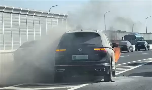 陕西一哈弗猛龙突然起火 灭火器根本没用：烧成框架