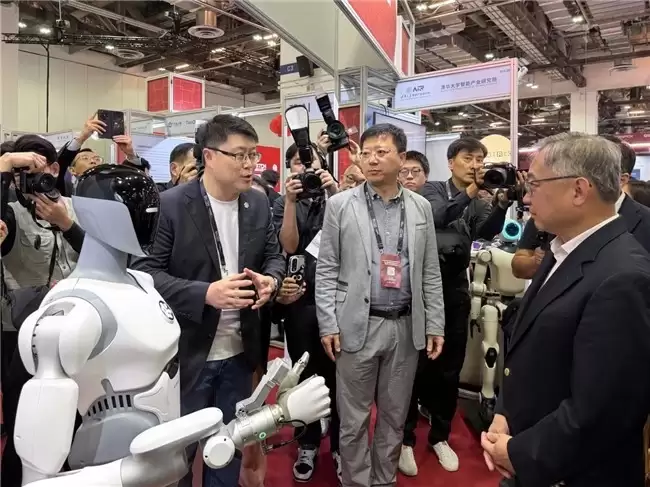 SWITCH 2025:新加坡副总理颜金勇盛赞智平方,“创新中国”代表闪耀国际舞台