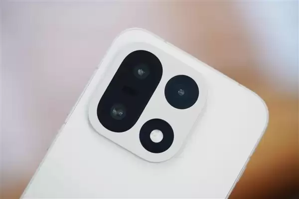 行业第一块165Hz高刷高分屏！一加15图赏