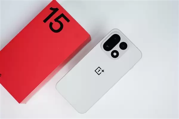 行业第一块165Hz高刷高分屏！一加15图赏