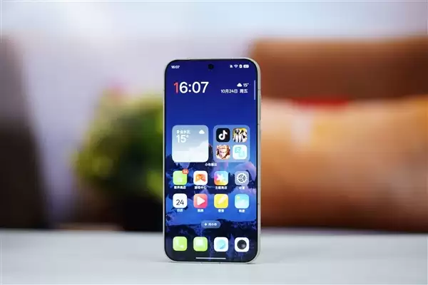 行业第一块165Hz高刷高分屏！一加15图赏