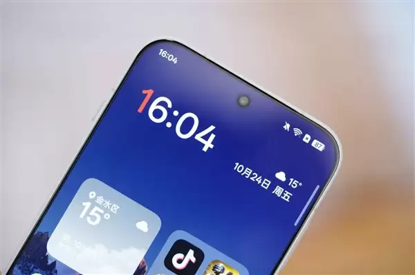 行业第一块165Hz高刷高分屏！一加15图赏