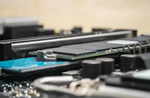 存储器迎超级周期：AI驱动涨价潮，大容量SSD成主流