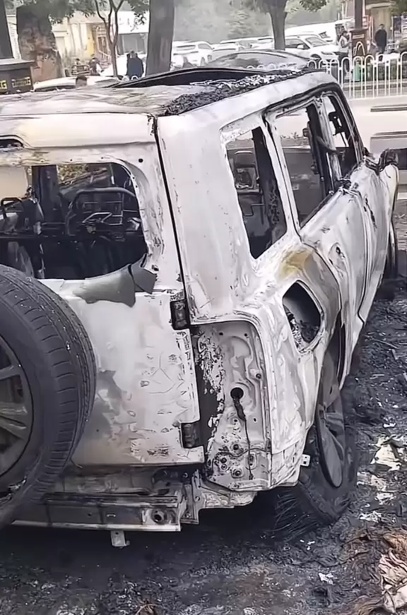 陕西一哈弗猛龙突然起火 灭火器根本没用：烧成框架