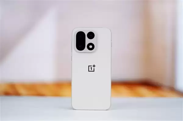 行业第一块165Hz高刷高分屏！一加15图赏