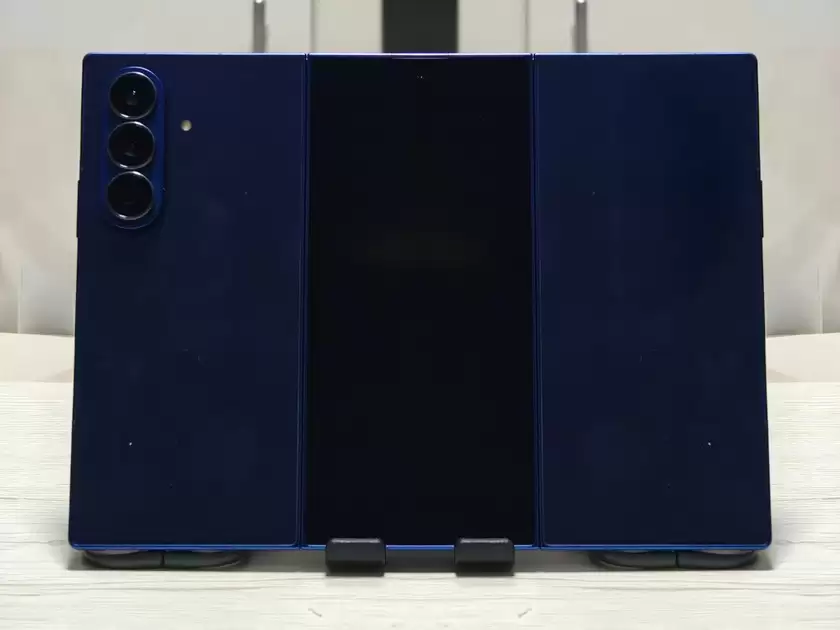 三星Galaxy Z TriFold亮相:G型折叠、折痕几乎不可见 三星Galaxy Z TriFold亮相:G型折叠、折痕几乎不可见