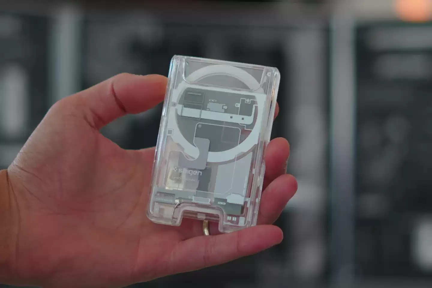 Spigen 推出 Zero:One 手机壳,让 iPhone 17 系列秒变“透明探索版