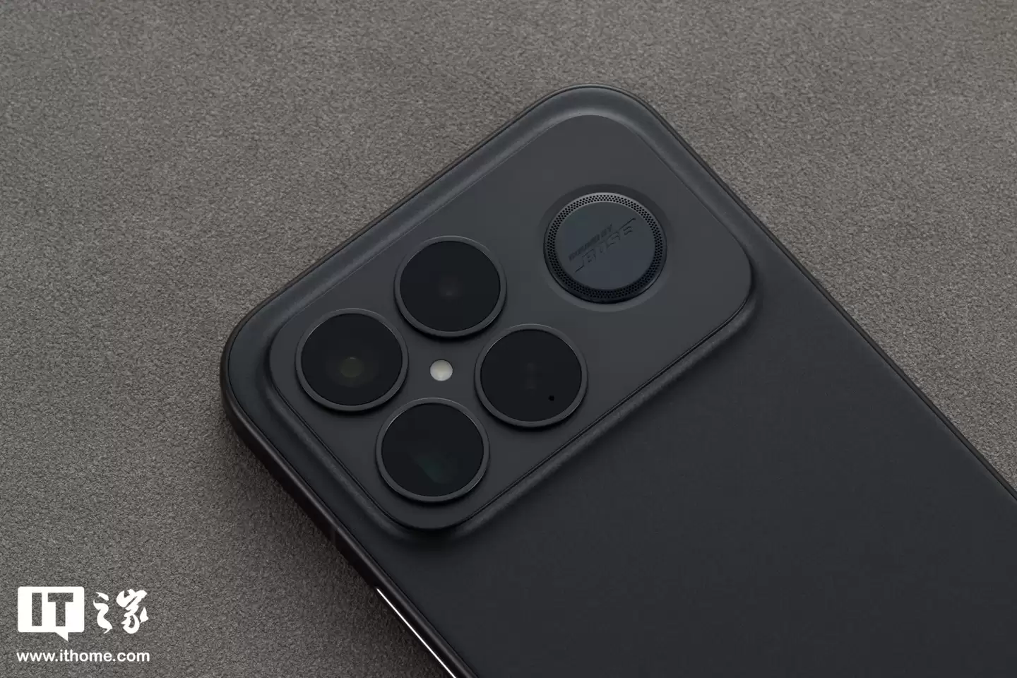 【IT之家开箱】Redmi K90 Pro Max 黑色款手机图赏:全新设计语言,质感出众