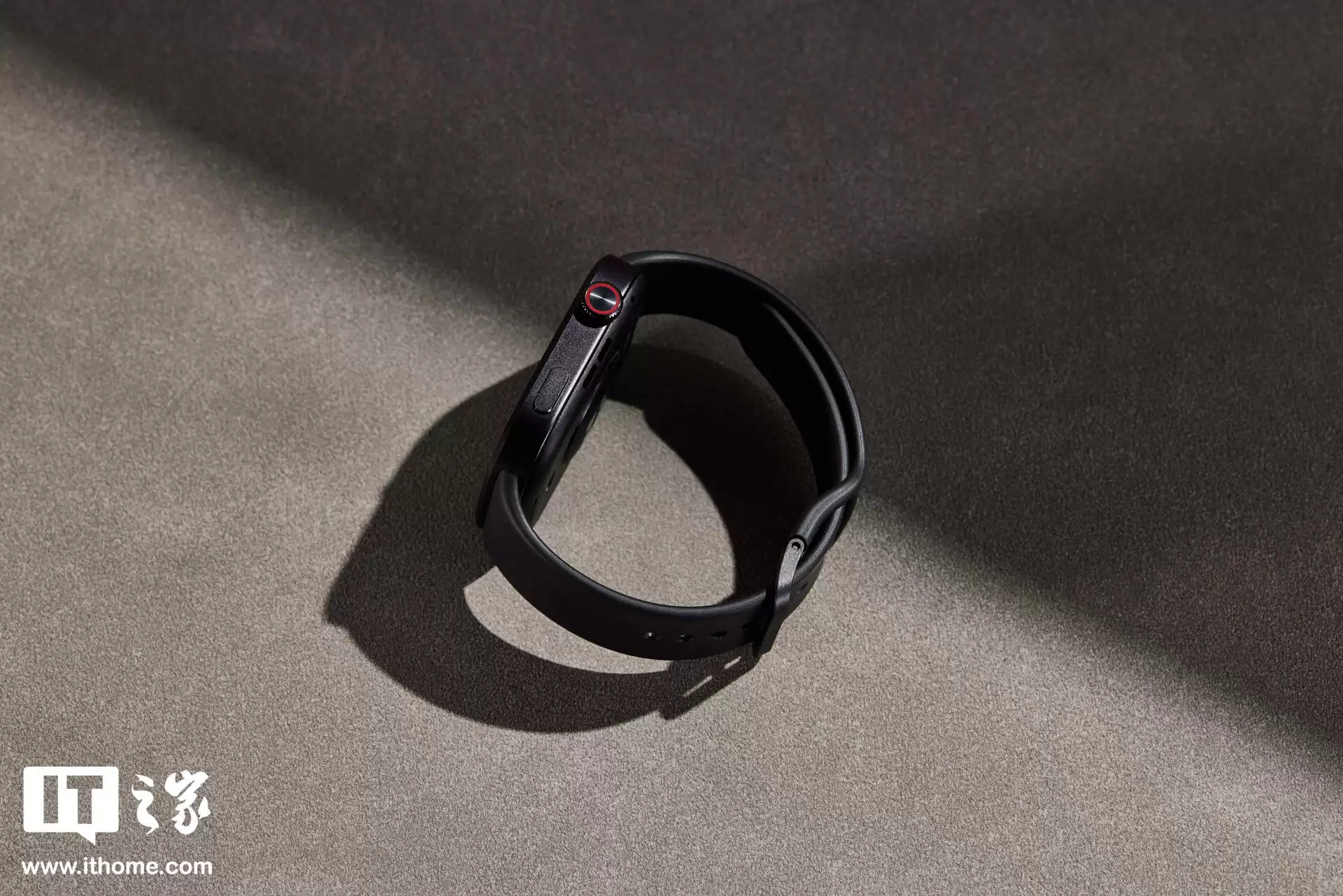 【IT之家开箱】小米 REDMI Watch 6 智能手表实拍：彩色 AOD、铝合金中框