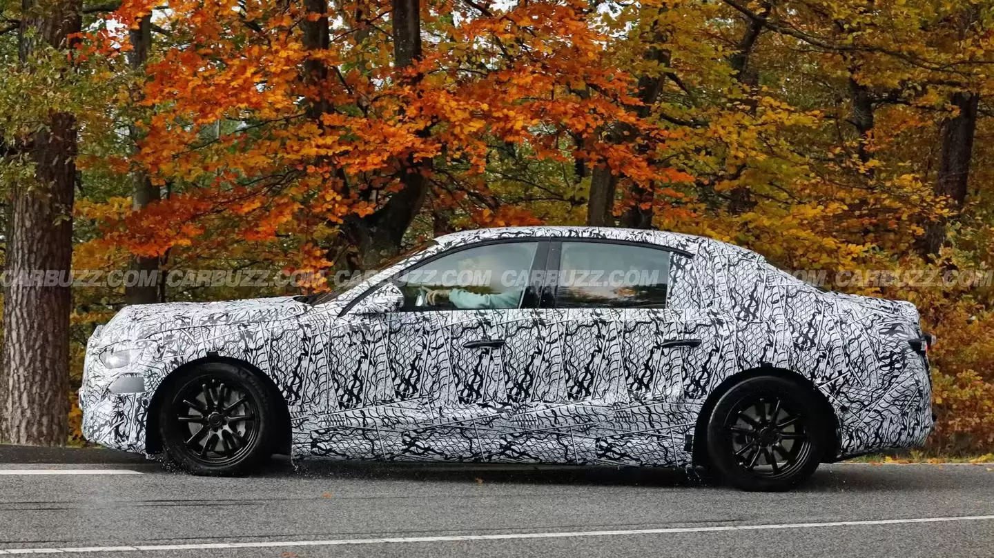 奔驰 E 级纯电版曝光：回归传统设计，续航有望破 800 公里