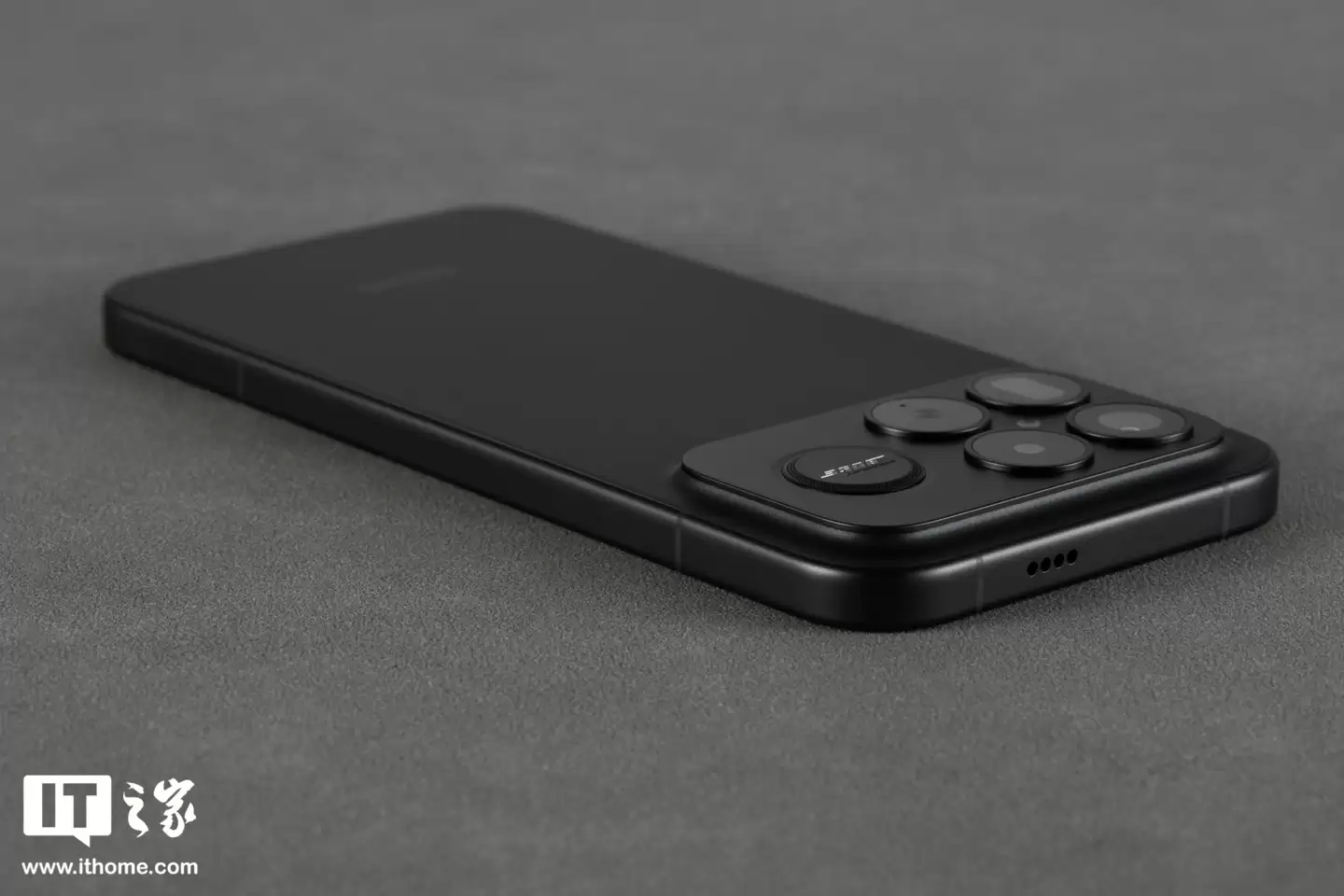 【IT之家开箱】Redmi K90 Pro Max 黑色款手机图赏:全新设计语言,质感出众