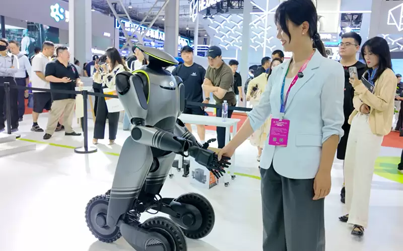 广汽第四代机器人 GoMate Mini 官宣,已在广州地铁参与安防、巡检等工作