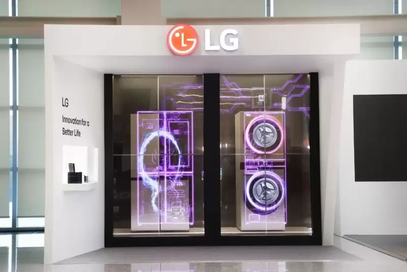 LG电子以透明OLED电视打造动态媒体艺术吊灯,惊艳亮相APEC 2025