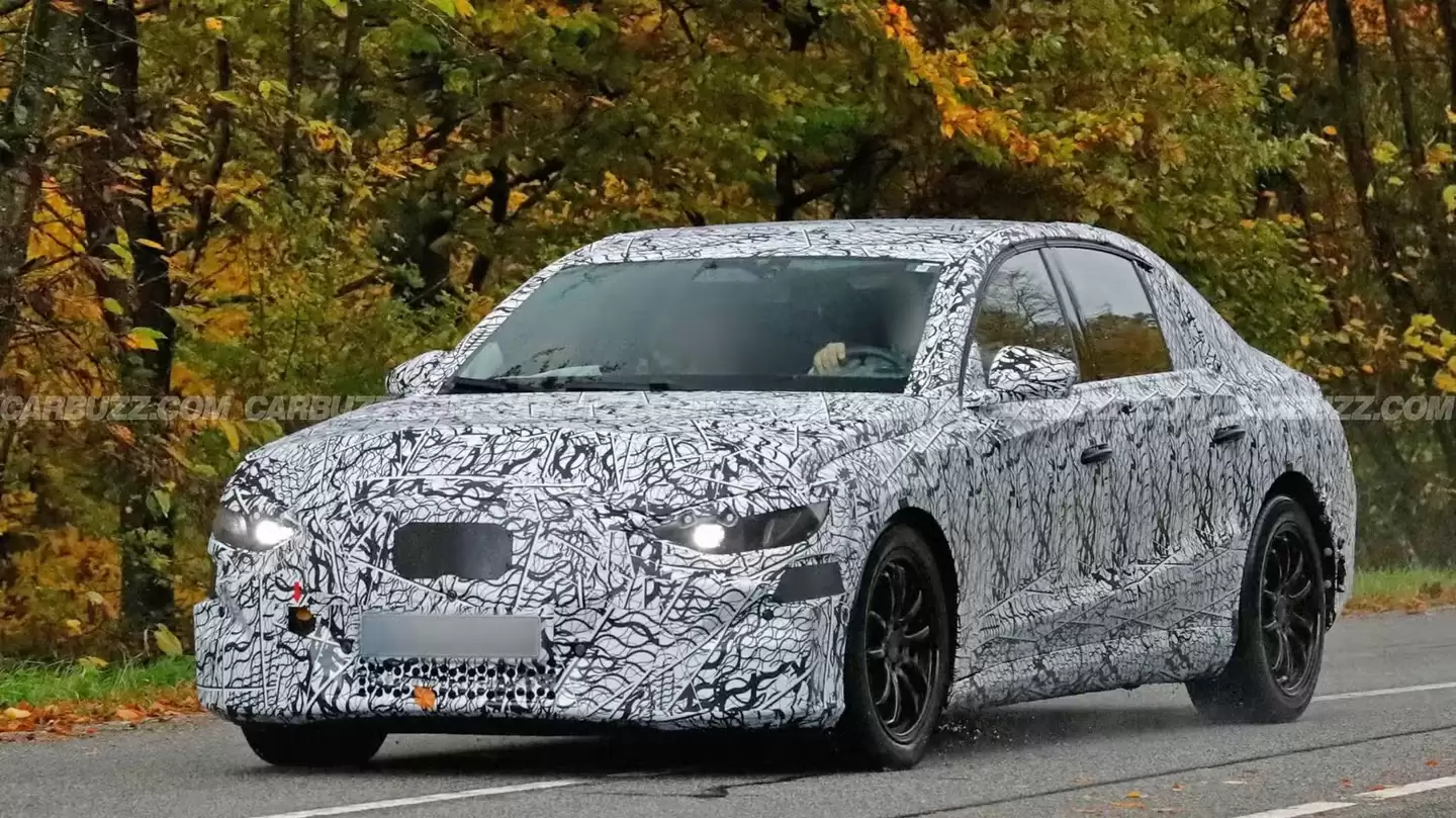 奔驰 E 级纯电版曝光：回归传统设计，续航有望破 800 公里