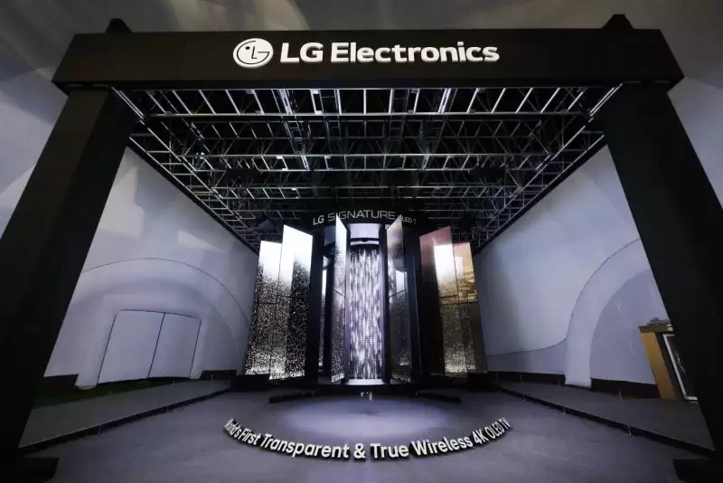 LG电子以透明OLED电视打造动态媒体艺术吊灯,惊艳亮相APEC 2025