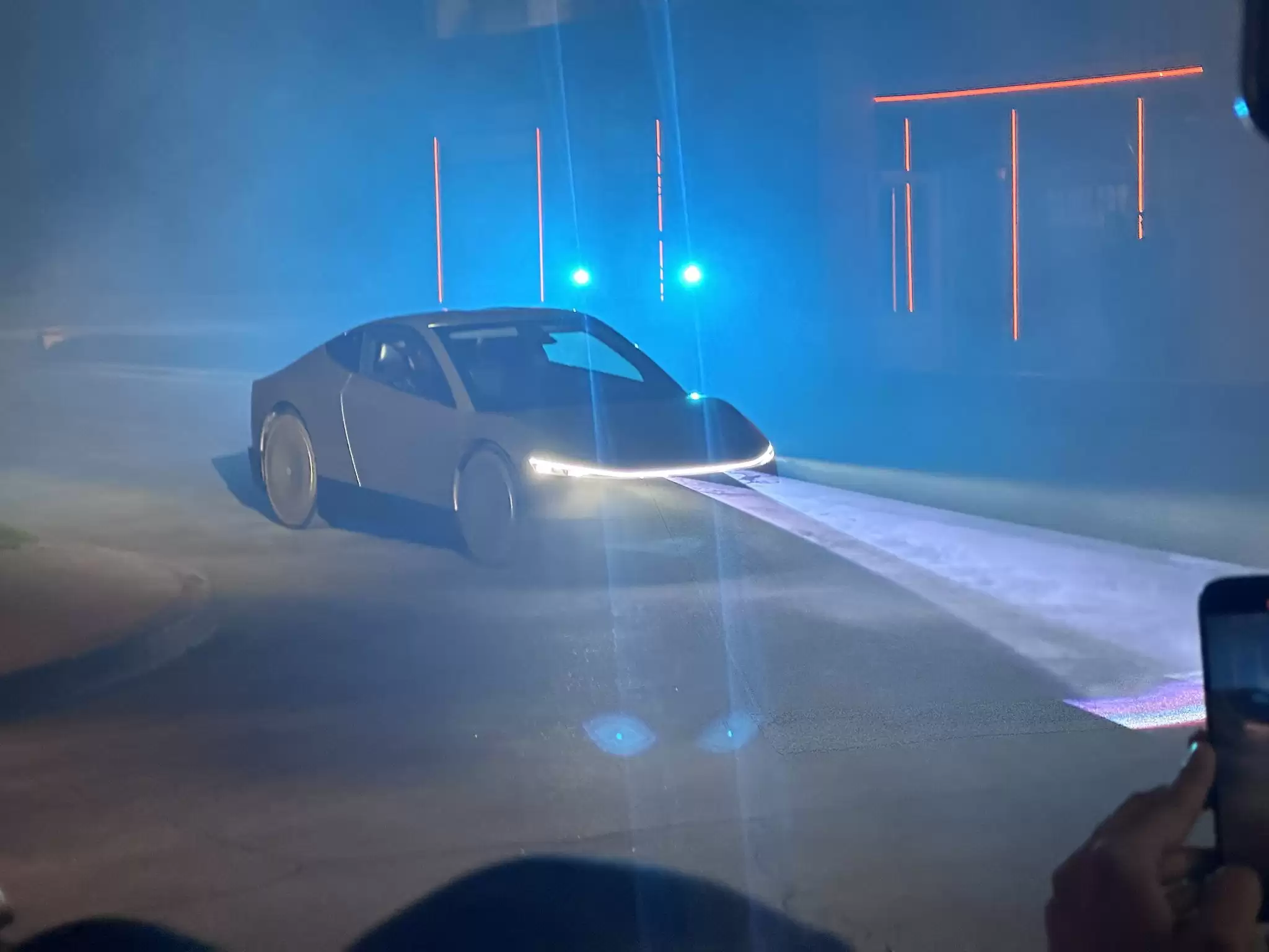 特斯拉 Cybercab 首次在公共道路上进行测试,有驾驶员和外后视镜