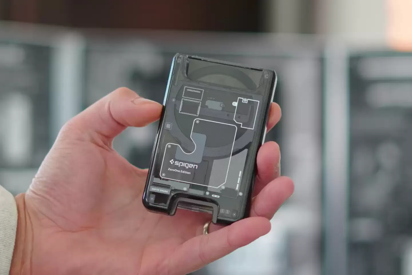 Spigen 推出 Zero:One 手机壳,让 iPhone 17 系列秒变“透明探索版