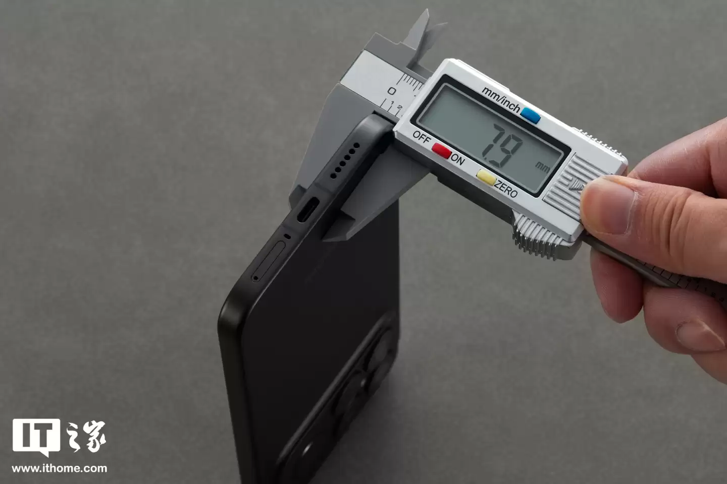 【IT之家开箱】Redmi K90 Pro Max 黑色款手机图赏:全新设计语言,质感出众