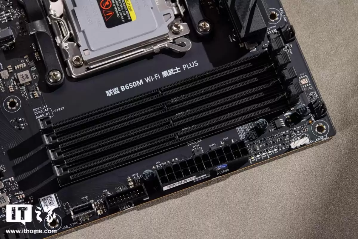 【IT之家开箱】影驰联盟B650M Wi-Fi 黑武士 PLUS主板图赏:硬核「黑武士」再临