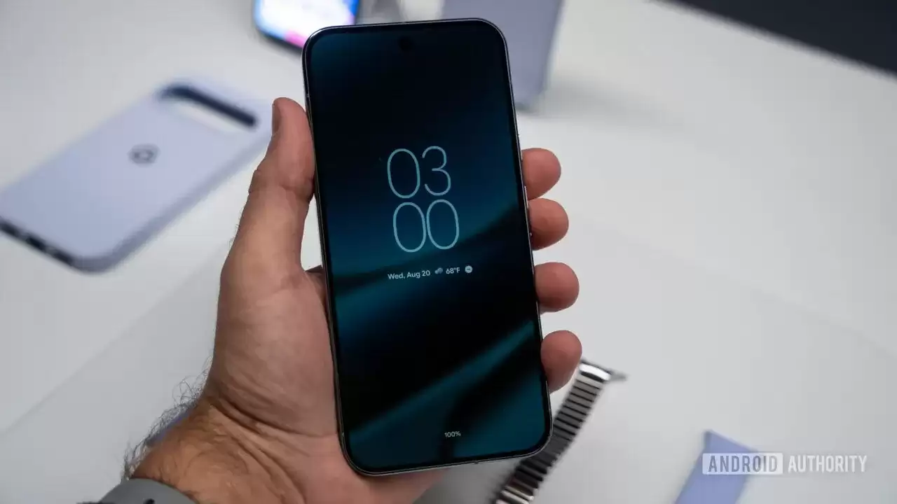 谷歌安卓17极简省电界面首曝,手机息屏也能导航指路