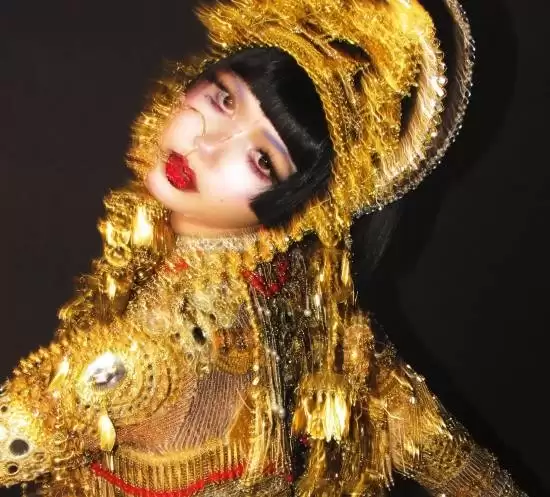 LISA万圣节神还原《爱死机》！黄金女妖美艳无比