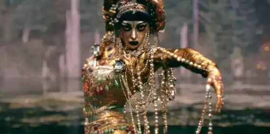 LISA万圣节神还原《爱死机》！黄金女妖美艳无比