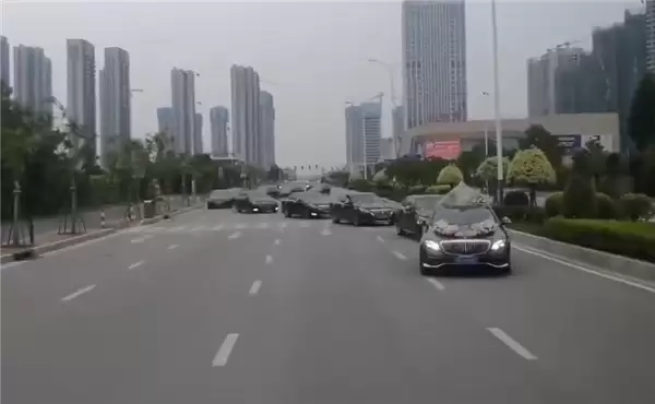十多辆婚车公路上组队
