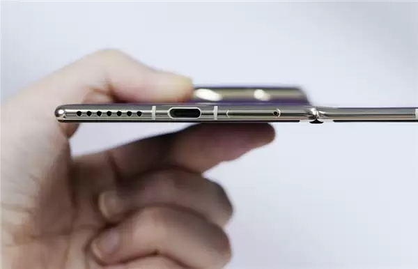 史上最薄Mate!华为Mate 70 Air即将发布:超薄Type-C接口、大R角四曲屏