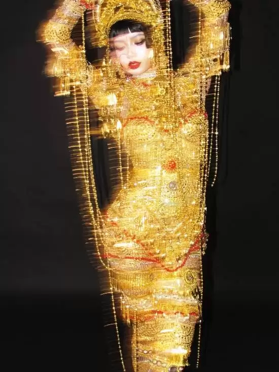 LISA万圣节神还原《爱死机》！黄金女妖美艳无比