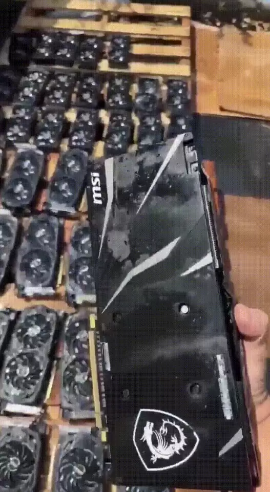 女孩自拍99新！“暴力水洗显卡”引热议