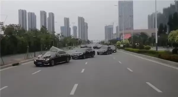 十多辆婚车公路上组队