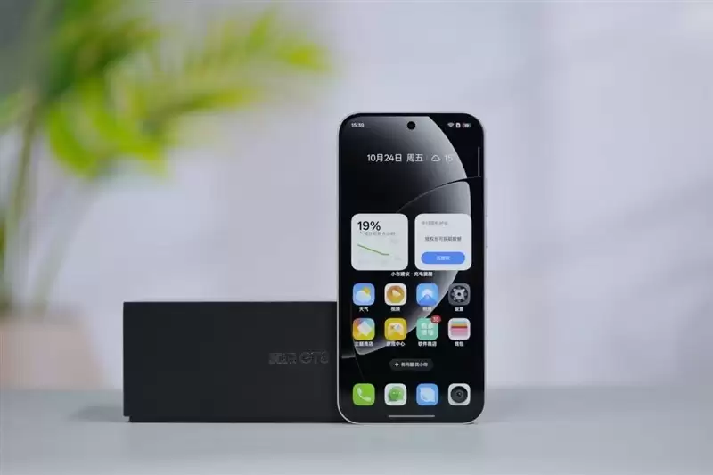 真我GT8发布:旗舰性能影像双突破,2899元起重塑性价比标杆