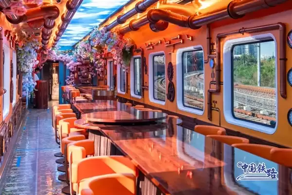 “津旅时光号”列车首次载客 车厢科幻感十足：上车像穿越