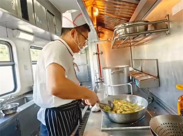 原来绿皮火车的菜都是现炒的 厨师练就晃动中掌勺绝技