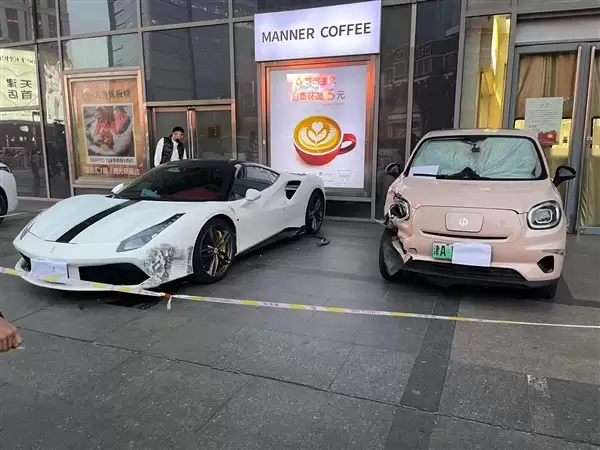 含一辆法拉利488！62岁大妈开车误操作连撞多车：官方通报